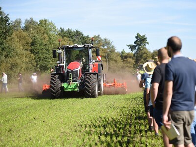 Bei der Maschinenvorf&uuml;hrung &bdquo;Von der Aussaat bis zur Ernte &ndash; Techniken rund um den Maisanbau&ldquo; in Gyhum waren am 7. September 2023 insgesamt 60 Ger&auml;te und Maschinen im praktischen Einsatz zu erleben.