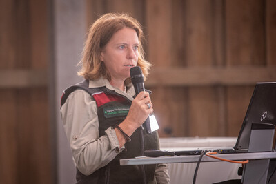 Jennifer Kraushaar, bei der LWK zust&auml;ndig f&uuml;r die Betreuung und Koordination der Rissbegutachtung im Rahmen der Richtlinie Wolf, beim 2. Echemer Zauntag am 04.06.2026.
