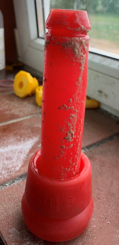 Gerissener Zitzengummi, deutlich erkennbarer Milcheintritt in den Pulsraum - © Dr. Michael Hubal Gerissener Zitzengummi, deutlich erkennbarer Milcheintritt in den Pulsraum