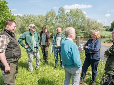 Ergebnisse und Herausforderungen der Nutriajagd: Fachleute der LWK, Vertreter*innen der J&auml;gerschaft sowie des Unterhaltungsverbandes am 11.05.2022 beim Treffen mit Agrarministerin Barbara Otte-Kinast an der Vechte bei Quendorf (Grafschaft Bentheim).