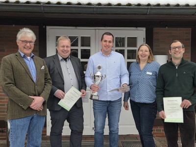 Pflanzgutwettbewerb 2025 (v.l.): Helge Johannes (SEG), Jan Dammann (2. Platz), Jan-Dirk Bartels (Betrieb Eike Meyer, 1. Platz) , LWK-Vizepr&auml;sidentin Dagmar Heyens, Tobias Sievers (Sonderkulturen GbR, 2. Platz, punktgleich mit Dammann).