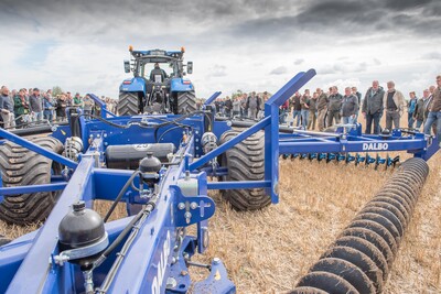 Rund 1.700 Besucherinnen und Besucher beobachteten unterschiedliche Maschinen zur ultraflachen Bodenbearbeitung im praktischen Einsatz.