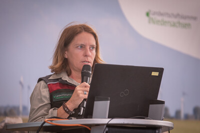 Jennifer Kraushaar, bei der LWK zust&auml;ndig f&uuml;r die Betreuung und Koordination der Rissbegutachtung im Rahmen der Richtlinie Wolf, beim 2. Echemer Zauntag am 04.06.2026.