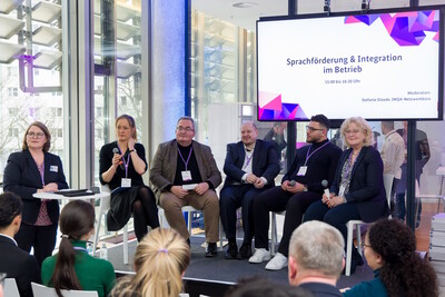 Lydia Vaske (rechts), bei der Landwirtschaftskammer Niedersachsen Referentin Fachkräftesicherung international, saß beim Fachkräftekongress in Berlin beim Thema Sprachförderung mit auf dem Podium.
