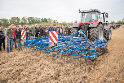Wassersparend, bodenschonend, wirtschaftlich: Maschinenvorführung zur ultraflachen Bodenbearbeitung mit mehr als 40 Geräten in Sehnde (Region Hannover).