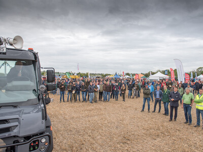 Wassersparend, bodenschonend, wirtschaftlich: Maschinenvorf&uuml;hrung zur ultraflachen Bodenbearbeitung mit mehr als 40 Ger&auml;ten in Sehnde (Region Hannover).