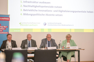 Pressekonferenz der Landesvertretung der Handwerkskammern Niedersachsen e.V. (LHN) und der Landwirtschaftskammer Niedersachsen (LWK) am 24.06.2024 in Hannover-Ahlem zu gemeinsamen Handlungsempfehlungen zur St&auml;rkung des l&auml;ndlichen Raumes.