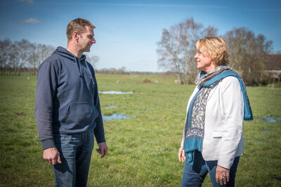 Landwirt Dirk Hanken (l.) und Agrarministerin Barbara Otte-Kinast beim Auftakt für das Projekt zur klimaschonenden Moornutzung (MoWa) am 11.04.2022 auf dem Hof von Dirk Hanken im Ipweger Moor bei Elsfleth.