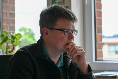 Lukas Lange-Daake bei der Vorbereitung zu einem Beratungsgespr&auml;ch