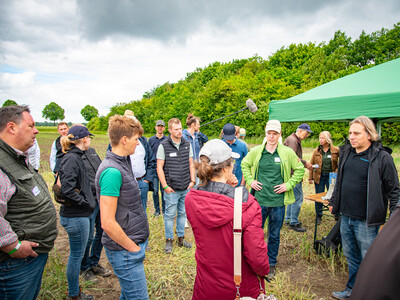 Fach-Event &bdquo;Zwischen Acker und App &ndash; Digitalisierung Ihres Pflanzenbaus&ldquo; auf der Dom&auml;ne Schickelsheim (K&ouml;nigslutter/Kreis Helmstedt).