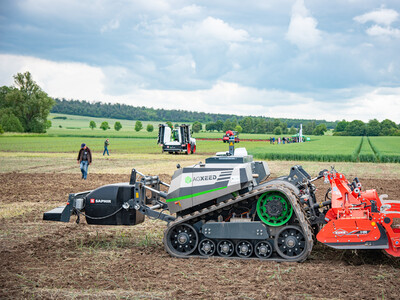 Autonomer Feldroboter (AgXeed, vorn) und intelligente Feldspritze (ARA) beim Fach-Event &bdquo;Zwischen Acker und App &ndash; Digitalisierung Ihres Pflanzenbaus&ldquo; auf der Dom&auml;ne Schickelsheim (K&ouml;nigslutter/Kreis Helmstedt).