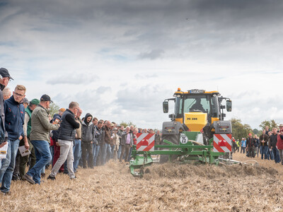 Wassersparend, bodenschonend, wirtschaftlich: Maschinenvorf&uuml;hrung zur ultraflachen Bodenbearbeitung mit mehr als 40 Ger&auml;ten in Sehnde (Region Hannover).