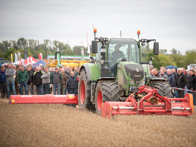 Wassersparend, bodenschonend, wirtschaftlich: Maschinenvorf&uuml;hrung zur ultraflachen Bodenbearbeitung mit mehr als 40 Ger&auml;ten in Sehnde (Region Hannover).