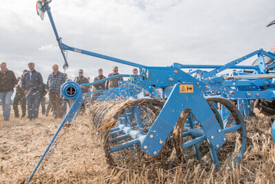 Wassersparend, bodenschonend, wirtschaftlich: Maschinenvorführung zur ultraflachen Bodenbearbeitung mit mehr als 40 Geräten in Sehnde (Region Hannover).