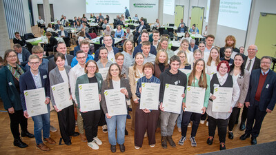 37 Frauen und M&auml;nner sind in Hannover-Ahlem von der Landwirtschaftskammer Niedersachsen f&uuml;r ihre herausragenden Pr&uuml;fungsleistungen in der Aus- und Fortbildung geehrt worden (nicht alle Geehrten konnten am Fototermin teilnehmen).
