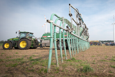 Aktuelle Technik f&uuml;r Transport und Ausbringen von Wirtschaftsd&uuml;ngern im praktischen Feldeinsatz beobachteten rund 1.200 Besucherinnen und Besucher bei der Maschinenvorf&uuml;hrung am 06.09.2018 in Nortrup (Osnabr&uuml;ck).