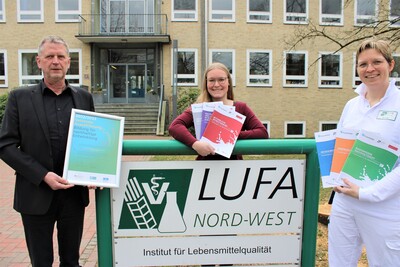 Freuen sich über die Auszeichnung (v.l.): Dr. Helmut Steinkamp, Leiter des Instituts für Lebensmittelqualität, Pia Wachenfeld, wissenschaftl. und QuaNEM-Projektmitarbeiterin, und Ina Lange, Leiterin der Lehrmolkerei & NaMiTec-Projektmitarbeiterin.