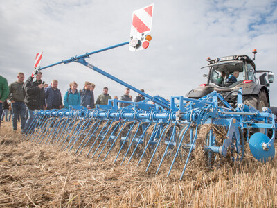 Wassersparend, bodenschonend, wirtschaftlich: Maschinenvorführung zur ultraflachen Bodenbearbeitung mit mehr als 40 Geräten in Sehnde (Region Hannover).
