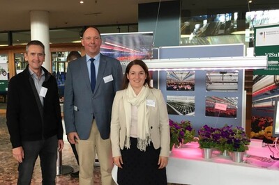 Dr. Dirk Ludolph, Prof. Dr. Bernhard Be&szlig;ler und Katharina R&uuml;ther von der LWK Niedersachsen (v.l.) pr&auml;sentieren das Projekt ViSuELL