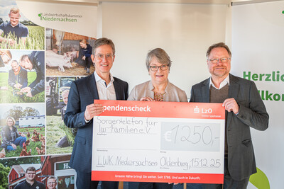 1.250 Euro f&uuml;rs Sorgentelefon (v.l.): Carsten Grupe (Bezirksstelle Braunschweig), D&ouml;rte Stellmacher (Verein Sorgentelefon f&uuml;r landwirtschaftliche Familien), Kammerdirektor Dr. Bernd von Garmissen.