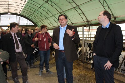 Lutz Decker führt durch den Stall - © J.-G. Ahlers, Land und Forst - © Jan-Gerd Ahlers, Land & Forst Lutz Decker führt durch den Stall