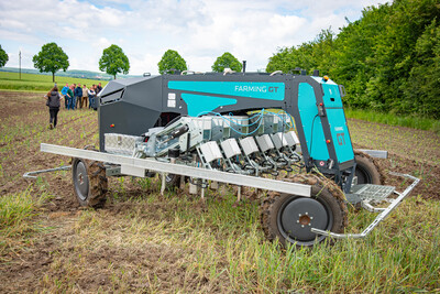 Autonomer Hackroboter mit Elektroantrieb (Farming GT) beim Fach-Event &bdquo;Zwischen Acker und App &ndash; Digitalisierung Ihres Pflanzenbaus&ldquo; auf der Dom&auml;ne Schickelsheim (K&ouml;nigslutter/Kreis Helmstedt).