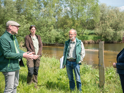 Ergebnisse und Herausforderungen der Nutriajagd: Fachleute der LWK, Vertreter*innen der J&auml;gerschaft sowie des Unterhaltungsverbandes am 11.05.2022 beim Treffen mit Agrarministerin Barbara Otte-Kinast an der Vechte bei Quendorf (Grafschaft Bentheim).