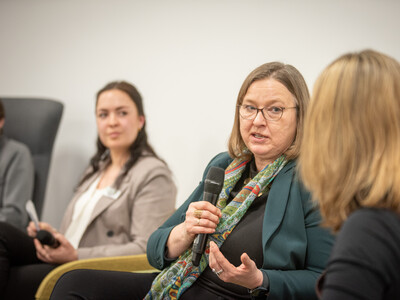&bdquo;Die heute ausgezeichneten jungen Frauen und M&auml;nner sind starke Botschafterinnen und Botschafter der gr&uuml;nen Berufe&ldquo;, betonte Agrar-Staatssekret&auml;rin Frauke Patzke (M.) w&auml;hrend des Festakts in Hannover.