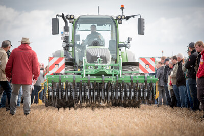 Wassersparend, bodenschonend, wirtschaftlich: Maschinenvorf&uuml;hrung zur ultraflachen Bodenbearbeitung mit mehr als 40 Ger&auml;ten in Sehnde (Region Hannover).