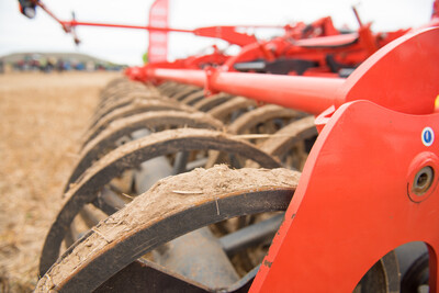 Wassersparend, bodenschonend, wirtschaftlich: Maschinenvorf&uuml;hrung zur ultraflachen Bodenbearbeitung mit mehr als 40 Ger&auml;ten in Sehnde (Region Hannover).