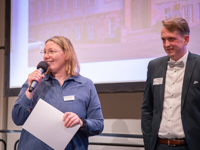 Ehrung von Niko Schlump (r.) als Arbeitnehmer des Jahres beim Gesellschaftsabend der Landwirtschaftskammer Niedersachsen am 19.11.2025 in Oldenburg.