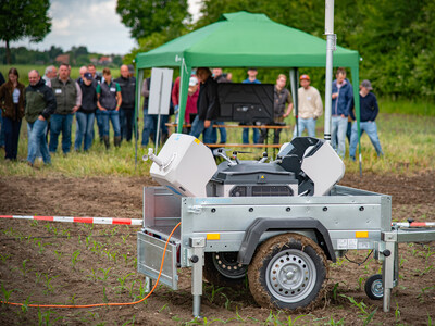 Drohne mit Dock (Kopterzentrale) beim Fach-Event &bdquo;Zwischen Acker und App &ndash; Digitalisierung Ihres Pflanzenbaus&ldquo; auf der Dom&auml;ne Schickelsheim (K&ouml;nigslutter/Kreis Helmstedt).