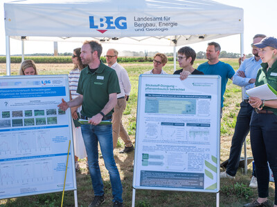 Gerald Burgdorf und Caroline Benecke erl&auml;uterten die ersten Ergebnisse aus Schw&uuml;blingsen aus pflanzenbaulicher Sicht