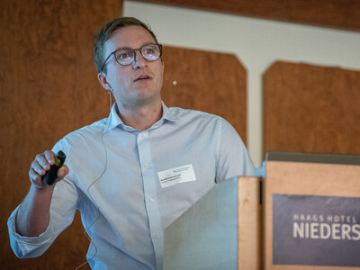 Alzchem-Produktmanager Benedikt Kappelsberger als Referent der Tagung 'Emissionen aus der Tierhaltung' am 23.06.2026 in Verden.