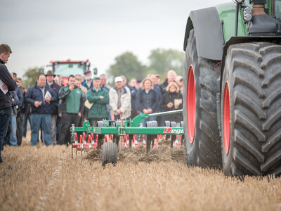 Wassersparend, bodenschonend, wirtschaftlich: Maschinenvorf&uuml;hrung zur ultraflachen Bodenbearbeitung mit mehr als 40 Ger&auml;ten in Sehnde (Region Hannover).