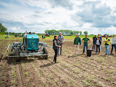 Autonomer Feldroboter mit Elektroantrieb (Farming GT) beim Fach-Event &bdquo;Zwischen Acker und App &ndash; Digitalisierung Ihres Pflanzenbaus&ldquo; auf der Dom&auml;ne Schickelsheim (K&ouml;nigslutter/Kreis Helmstedt).