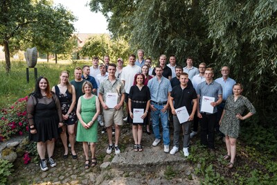 Gruppenfoto mit Lehrkräften und Lynn Schlichting (VGL Niedersachsen-Bremen)