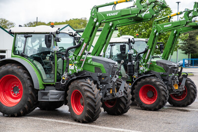 Schlepper im Test (links elektrisch, rechts Diesel)