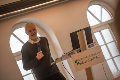 Prof. Dr. Johannes Isselstein von Uni Göttingen sprach über wissenschaftliche Erkenntnisse bei der Grünlandnutzung. - © Christopher Hanraets Prof. Dr. Johannes Isselstein von Uni Göttingen sprach über wissenschaftliche Erkenntnisse bei der Grünlandnutzung.