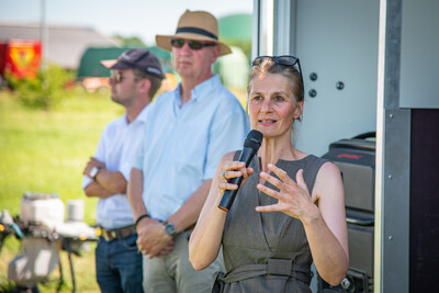 Agrarministerin Miriam Staudte beim Praxistag Alternative Antriebsenergien für Landmaschinen am 01.07.2025 im LBZ Echem.