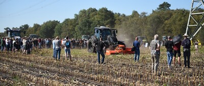 Bei der Maschinenvorf&uuml;hrung &bdquo;Von der Aussaat bis zur Ernte &ndash; Techniken rund um den Maisanbau&ldquo; in Gyhum waren am 7. September 2023 insgesamt 60 Ger&auml;te und Maschinen im praktischen Einsatz zu erleben.
