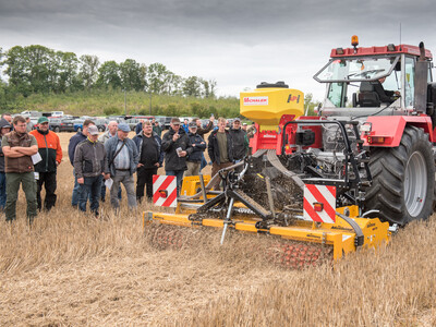 Wassersparend, bodenschonend, wirtschaftlich: Maschinenvorf&uuml;hrung zur ultraflachen Bodenbearbeitung mit mehr als 40 Ger&auml;ten in Sehnde (Region Hannover).