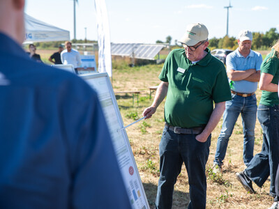 Tim Eiler pr&auml;sentiert Ergebnisse aus dem Zwischenfruchtanbau in Schw&uuml;blingsen