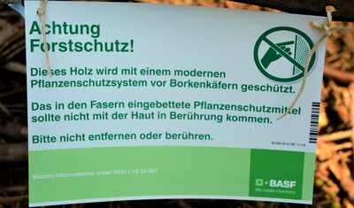 Achtung Pflanzenschutzmittel! Solche Hinweissschilder an Trinets warnen Waldbesucher vor den Gefahren für ihre Gesundheit. - © Carl Hesebeck Hinweisschild Trinet