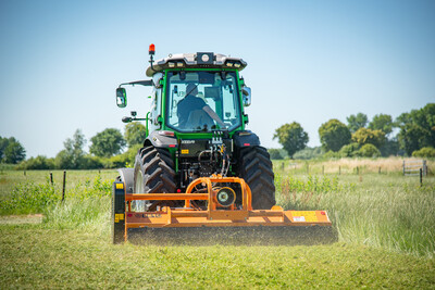 Elektrotraktor des chinesischen Herstellers Xeevo beim Praxistag Alternative Antriebsenergien für Landmaschinen am 01.07.2025 im LBZ Echem.