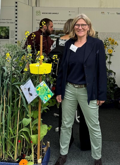 Dr. Annette Bartels von der Landwirtschaftskammer Niedersachsen informiert die Besucher zu den nieders&auml;chsischen FInAL-Landschaften im Landkreis Helmstedt