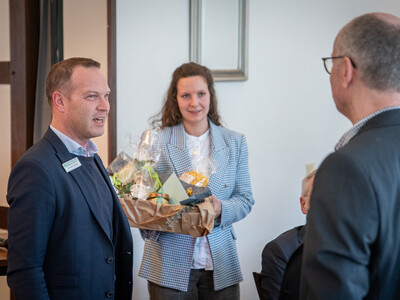 Nils-Joachim Meinheit (Nienburg, l.) und Friederike Gerken-Wiegmann (Oldenburg-S&uuml;d, M.) w&auml;hrend der Verabschiedung des Osnabr&uuml;cker Bezirksstellenleiters Ludger Bernhold am 27.02.2026 in Bohmte.