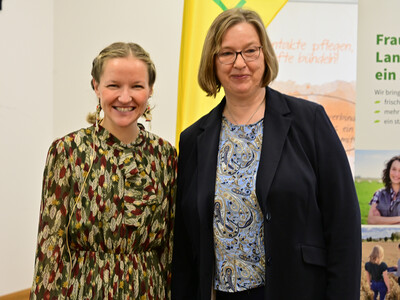 Frauke Patzke (r.), Staatssekretärin im niedersächsischen Agrarministerium, und Tanja Mogwitz (Initiative „Jung & Landwirtin“) auf der Fachtagung Frauen in der Landwirtschaft - Mut tut gut!