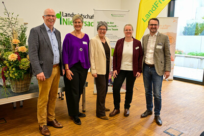 Fachtagung Frauen in der Landwirtschaft - Mut tut gut (v.l.): Kammerpräsident Gerhard Schwetje, die LandFrauen-Präsidentinnen Elisabeth Brunkhorst (Hannover) und Ina Janhsen (Weser-Ems), Organisatorin Frauke Schwiderrek, Kommunikationsexperte Jakob Lipp.