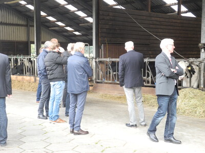 Im Rahmen der Führung konnten sich alle Gäste einen Eindruck von der hervorragenden Qualität der Zuchttiere und auch der Haltungsverfahren machen - © Dr. Hans-Gerd Brunken Im Rahmen der Führung konnten sich alle Gäste einen Eindruck von der hervorragenden Qualität der Zuchttiere und auch der Haltungsverfahren machen